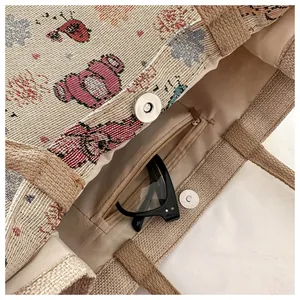Détails de l'intérieur du sac en toile avec motif Winnie l'Ourson et fermoir magnétique