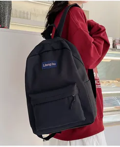 Seitenansicht des schwarzen minimalistischen Rucksacks mit großem Fassungsvermögen