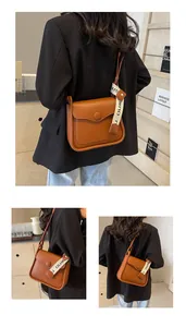 Dettaglio della borsa a tracolla quadrata in pelle PU marrone con nastro decorativo