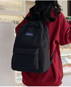 Seitenansicht eines großen schwarzen minimalistischen Nylonrucksacks für Studenten