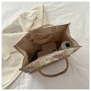 Détail montrant l'intérieur spacieux avec poche zippée et fermoir magnétique pour sac fourre-tout