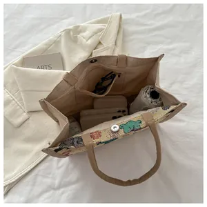 Intérieur spacieux du sac en jute avec fermeture magnétique et poches de rangement multiples