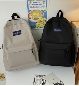 Detailansicht großer minimalistischer Rucksäcke in Beige und Schwarz mit Außentaschen