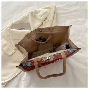 Vue intérieure du sac cabas en toile avec poche zippée et grande capacité de rangement