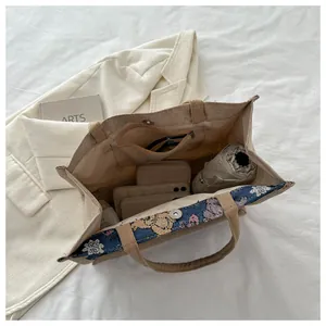 Vue détaillée du sac cabas en lin avec fermeture magnétique et compartiments internes