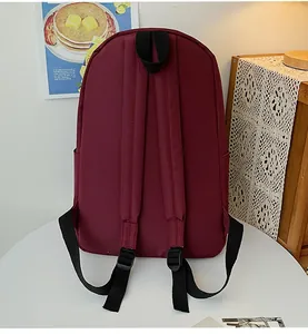 Details der weinroten Rucksack-Rückseite mit verstellbaren Trägern und Tragegriff