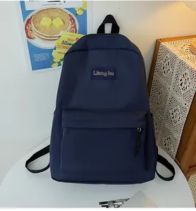 Detailansicht des dunkelblauen minimalistischen Rucksacks mit vorderer Reißverschlusstasche