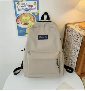 Nahaufnahme des beigen minimalistischen Rucksacks mit großer Reißverschlusstasche