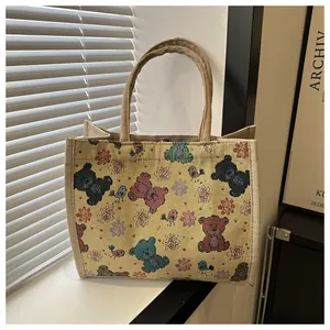 Gros plan du sac en lin avec motifs d'ours colorés et anses tissées robustes
