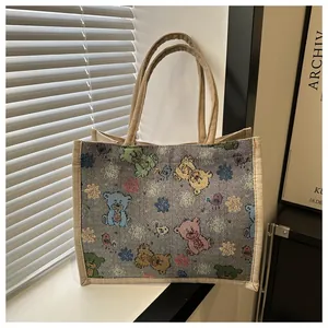 Détail du sac cabas en toile tissée avec des motifs d'ours en peluche colorés