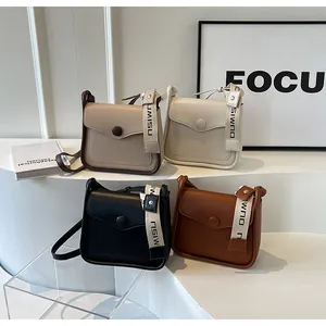 Borse a tracolla minimaliste in pelle PU mostrate nei colori beige, bianco, nero e marrone