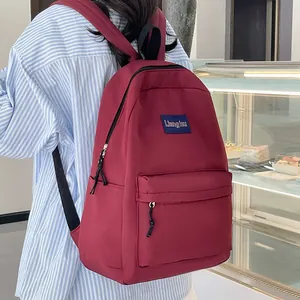 Minimalistischer dunkelroter Rucksack mit großem Fassungsvermögen für Schüler im Alltag