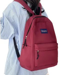 Minimalistischer weinroter Rucksack mit großem Fassungsvermögen und blauem Logo