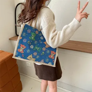 Sac cabas tissé bleu avec motifs d'ours colorés et bordure en toile beige neutre