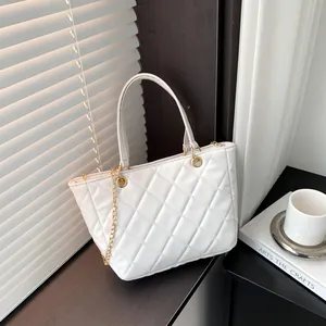 Sac cabas blanc en cuir matelassé avec chaîne dorée et double poignée, style minimaliste