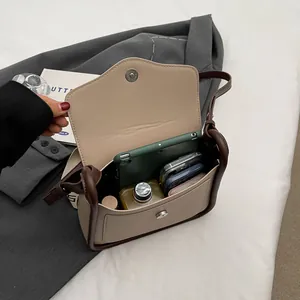Elegante borsa a tracolla beige e marrone con tracolla larga e interno capiente