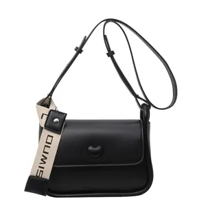 Borsa a tracolla minimalista in pelle PU nera con motivo a cuore e tracolla larga