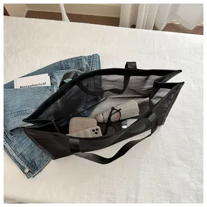 Detalle macro del interior del bolso de malla negra con gran capacidad de almacenaje