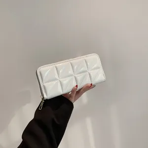 Mini pochette blanche matelassée moderne avec motif géométrique et détails dorés
