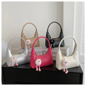 Cinque diversi colori di borse hobo sottobraccio con graziosi ciondoli in peluche