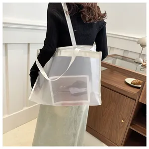 Detalle de un bolso de malla blanca que muestra el tejido ligero y la gran capacidad