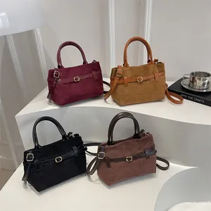 Sacs seau rétro en daim avec boucles de ceinture en bordeaux, marron, noir et café