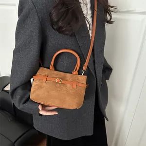 Sac seau vintage en daim caramel avec boucle de ceinture et bandoulière amovible