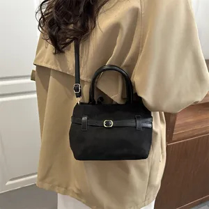 Sac seau rétro en faux daim noir avec boucle de ceinture et bandoulière réglable