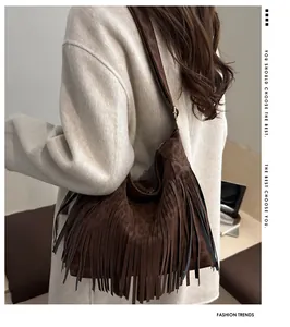 Dettaglio della borsa a tracolla boho con stampa leopardata e lunghe frange fitte