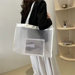 Bolso tote de malla blanca minimalista con textura transparente y asas de hombro