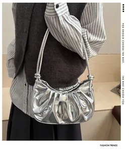 Détail du sac nuage argenté métallisé avec plis et élégantes bretelles nouées à la main