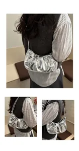 Détail du sac hobo plissé argenté métallisé avec une bandoulière à nœud élégante