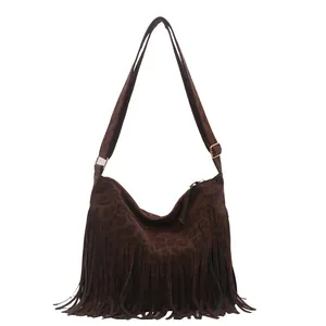 Borsa a tracolla marrone con frange, trama leopardata e tracolla regolabile