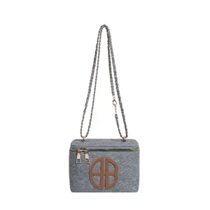 Minimalistische graublaue Jeans-Box-Tasche mit Gold-Doppel-Zipper und Kette