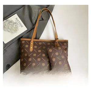 Détail du sac cabas imprimé en similicuir texturé avec une petite pochette zippée assortie