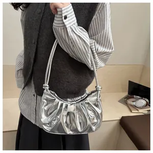 Détail du sac hobo argenté métallisé plissé montrant la texture et la bandoulière