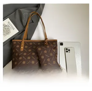 Comparaison détaillée de la taille du sac cabas rétro avec iPad et iPhone