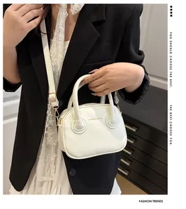 Detailansicht der weißen Mini-Handtasche aus PU-Leder mit goldfarbenen Metallteilen
