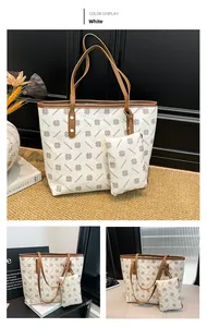 Vue macro d'un grand sac cabas blanc imprimé et de sa pochette assortie à motifs