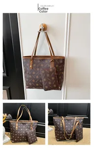 Détail du sac cabas marron imprimé avec sa petite pochette assortie et ses rivets