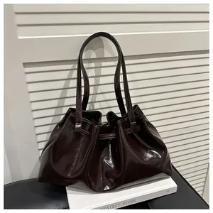 Detailansicht der glänzenden dunkelbraunen Ölwachsledertasche mit eleganten Kordelzugfalten