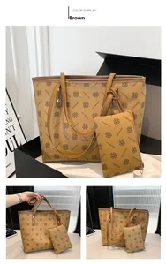 Détail de l'ensemble cabas marron vintage avec motif trèfle et pochette assortie