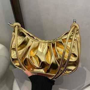 Sac nuage doré métallisé avec fronces et bandoulière en métal à nœud élégant