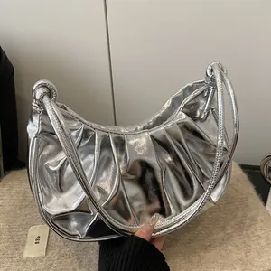 Sac à bandoulière plissé argenté avec finition métallique et texture en cuir souple