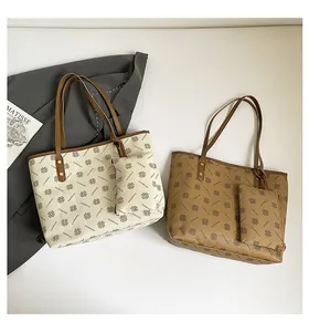 Ensemble de deux sacs fourre-tout imprimés avec pochette assortie et clous dorés