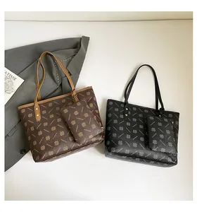 Détail du grand sac cabas imprimé avec pochette assortie en marron et noir