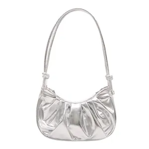 Sac croissant plissé argenté métallisé avec poignée à nœuds sur fond blanc