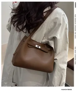 Detailansicht der braunen Lederschultertasche mit klassischem Drehverschluss aus Metall