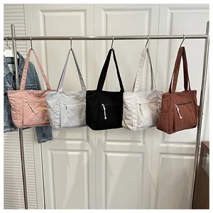 Présentation de sacs cabas en velours côtelé en cinq couleurs avec poche zippée