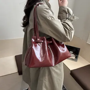 Modische dunkelrote Schultertasche aus Ölwachsleder mit Vintage-Falten für Damen